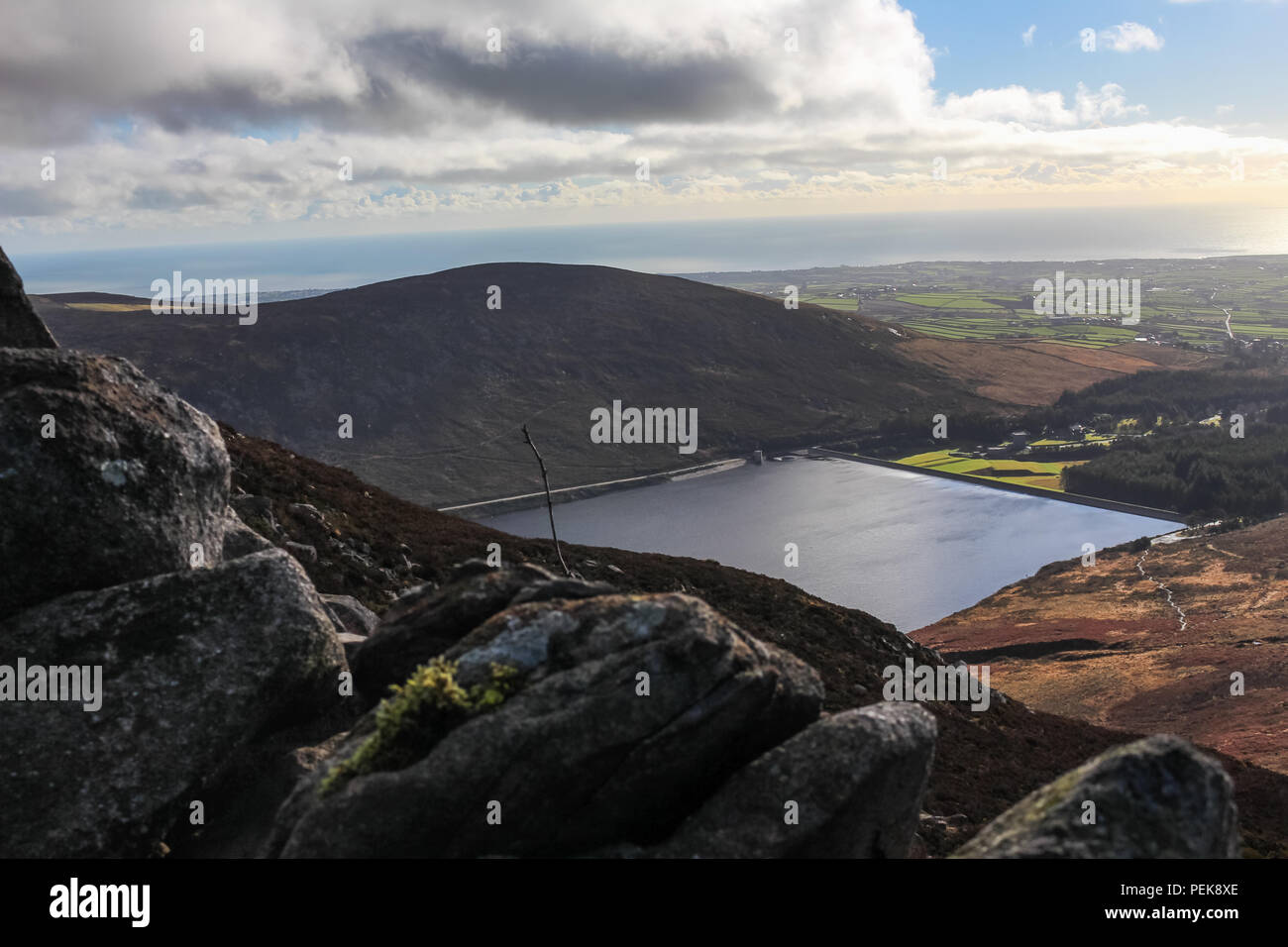 Silent Valley serbatoio visto dalla montagna Slievenaglogh nella Mourne Mountains, N.Irlanda. Foto Stock