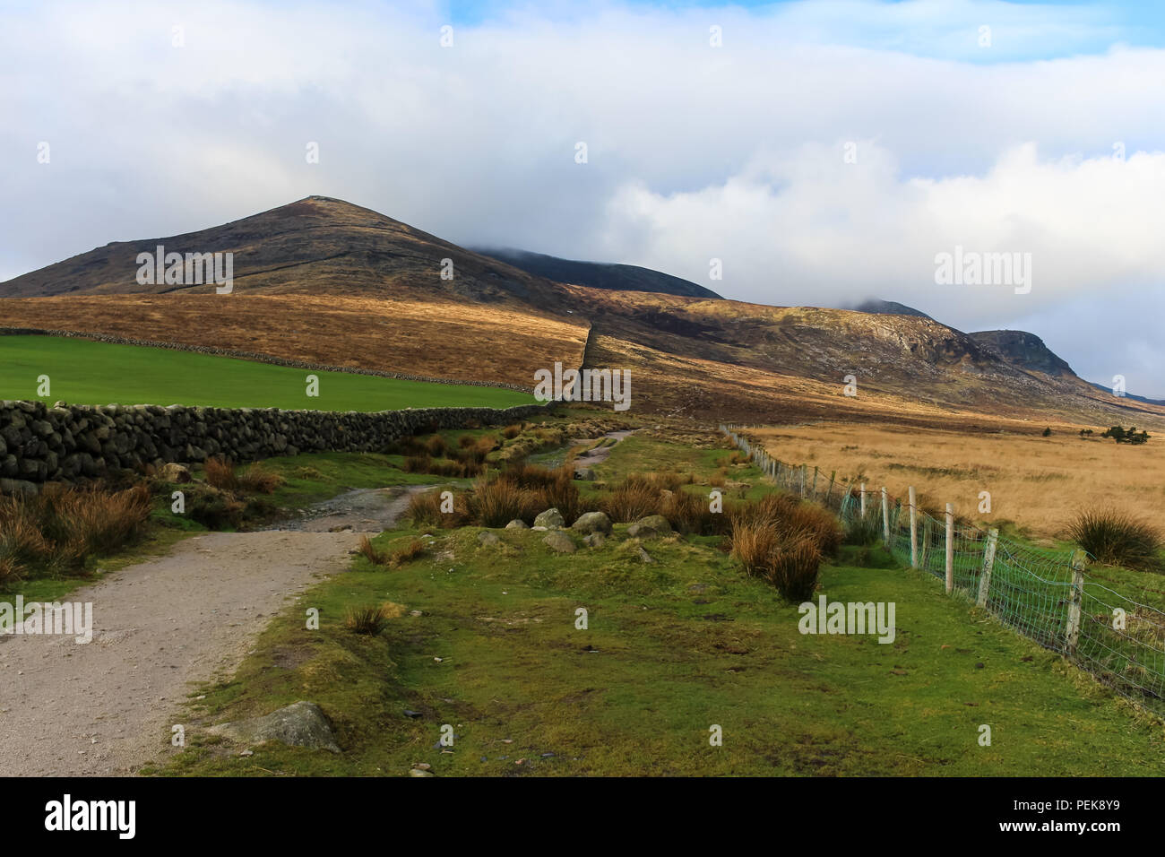 Il percorso conduce lungo la parete che conduce a Slieve Binnian montagna nella Mourne Mountains, N.Irlanda. Foto Stock