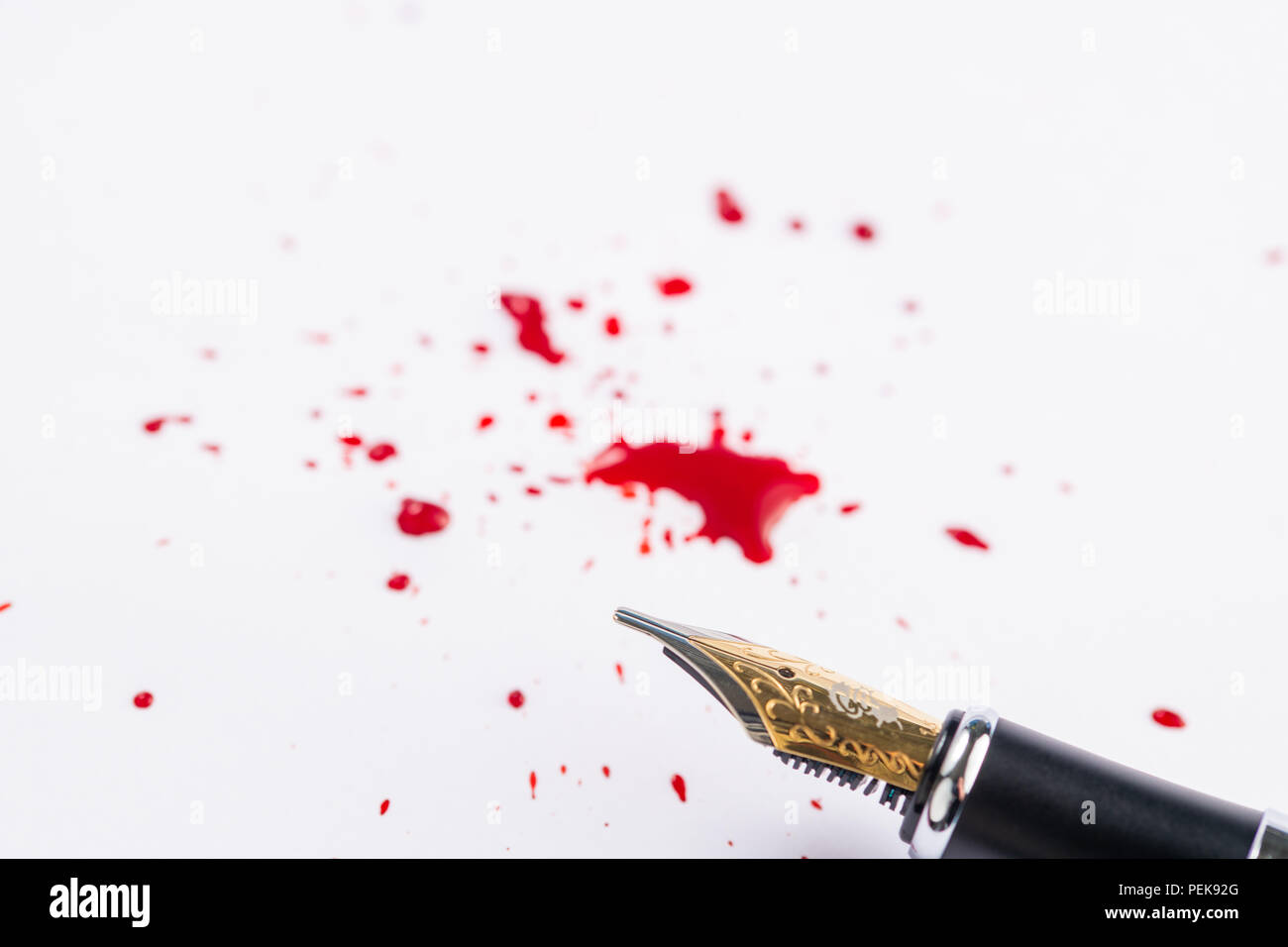 Splatter di rosso inchiostro di penna stilografica isolato su un fondo bianco Foto Stock