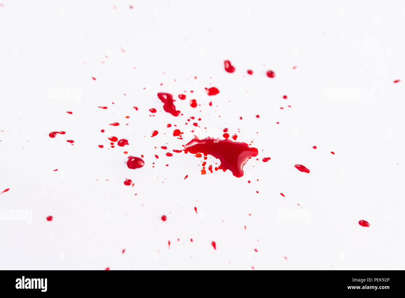 Splatter di rosso inchiostro di penna stilografica isolato su un fondo bianco Foto Stock