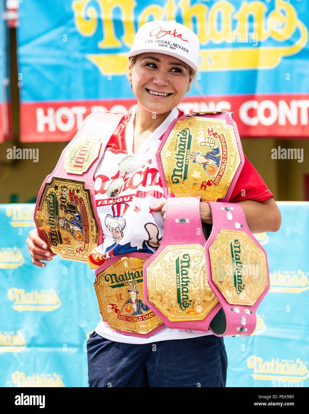 Miki Sudo mangiato 37 hot dogs e panini in dieci minuti per vincere la donna della divisione del 2018 Nathan dalla famosa International Hot Dog Eating Contest in Co Foto Stock