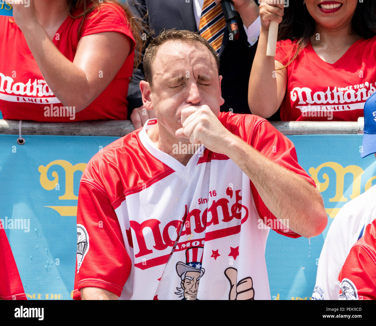 Joey Chestnut (centro, appena al di sotto dell uomo nel cappello di paglia e blazer blu) mangiato 74 hot dogs e panini in dieci minuti, un nuovo record del mondo per vincere la 2018 Na Foto Stock