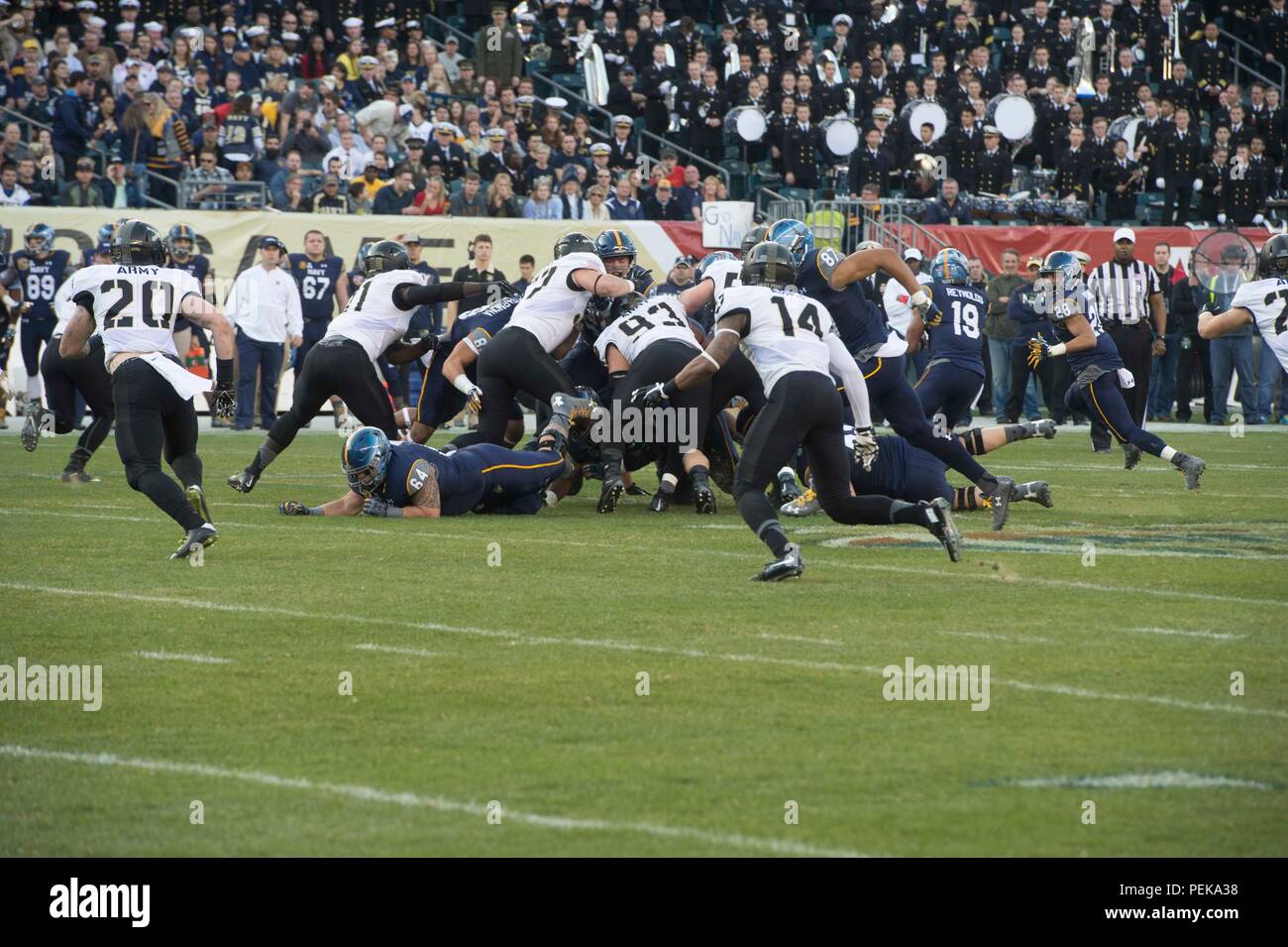 Il 2015 Army Navy Game si svolse a Philadelphia il 12 dicembre 2015, con la United States Military Academy a West Point Black Knights e le squadre di football degli United States Naval Academy Midshipmen. L'evento è un gioco di rivalità di lunga data che mette in mostra cadetti e guardiamarina che competono nel calcio di livello collegiale. Il match includeva esibizioni cerimoniali, inni nazionali e la presenza da parte di funzionari del Dipartimento della difesa, tra cui il Segretario della difesa Ash Carter. Il gioco fa parte della tradizione calcistica annuale Army-Navy. Foto Stock