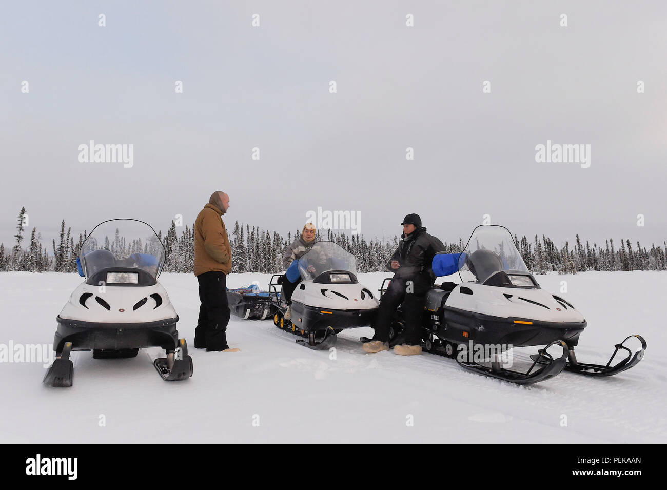 Stati Uniti Marine Corps Master Gunnery Sgt. Jason Milbery, sinistra e Sgt. Mauricio Sandoval, centro, assegnati al 2° Battaglione di manutenzione e Delta Company, 4 Applicazione della Legge battaglione, rispettivamente, spezzare il viaggio di McGrath, Alaska, con una guida locale con Adam Nikolai, Dic 12, 2015. E Milbery Sandoval erano il trasporto di una slitta riempito con doni durante la conduzione di giochi per i più piccoli, un programma eseguito dal Corpo della Marina degli Stati Uniti riserva con un obiettivo di fornire, attraverso un nuovo giocattolo a Natale, un messaggio di speranza per i giovani meno fortunati che li aiuteranno a diventare responsabile, produttiva Foto Stock