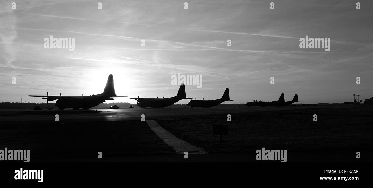 C-130 Hercules aeromobile dal 182nd Airlift Wing, 86Airlift Wing e il polacco della Air Force poggiano su un grembiule in Powidz, Polonia, Ott. 29, 2015. Le ali hanno partecipato a corsi di formazione bilaterali con il polacco della Air Force durante il distacco di aviazione 16-1 come parte di Operazione Atlantic risolvere la missione di promuovere la predisposizione comune mentre la costruzione di interoperabilità. (Foto cortesia di Tech. Sgt. Joel Sluis/rilasciato) Foto Stock