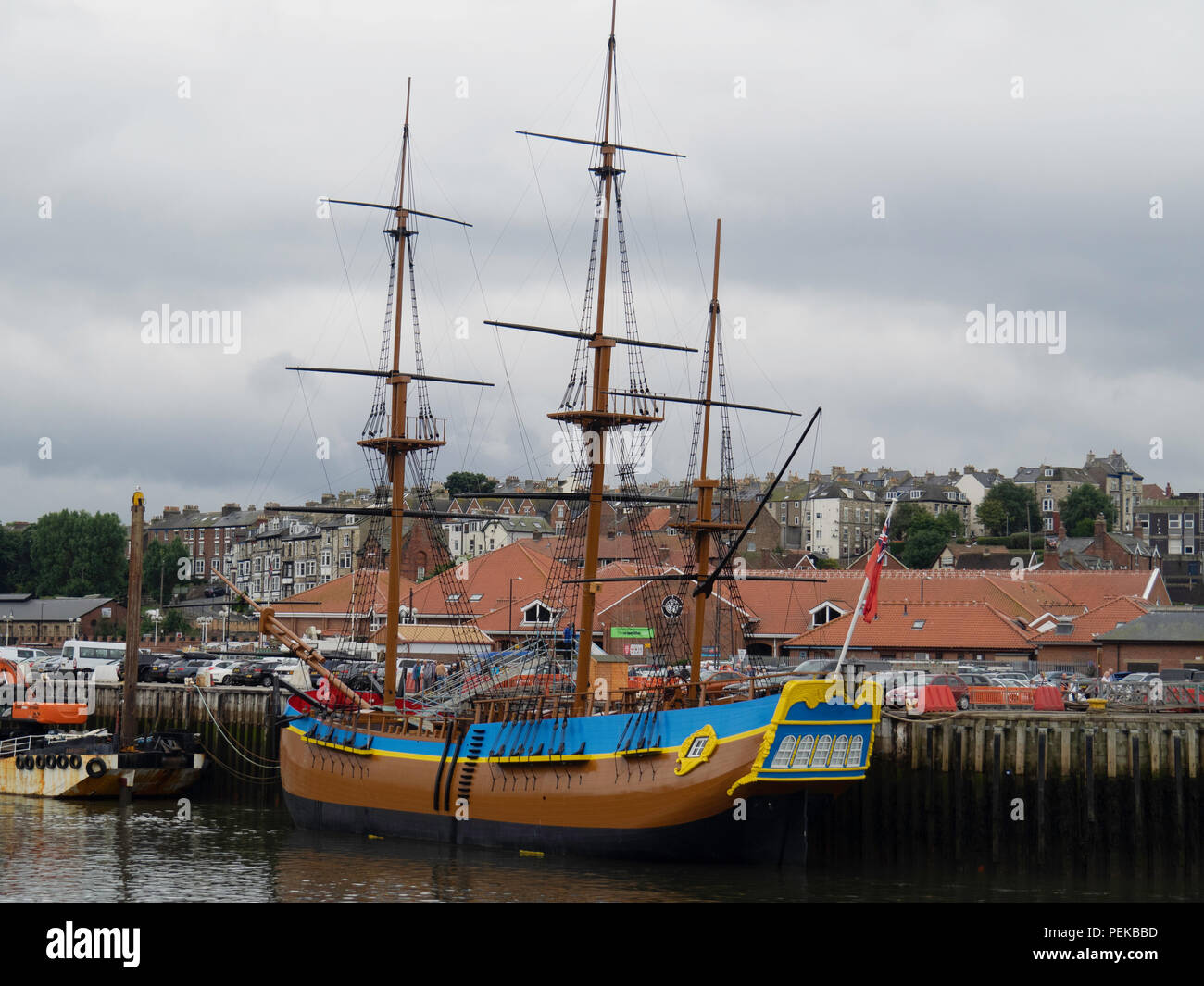 Scala completa replica del capitano James Cook la nave di impegno ora aperto come un visitatore attrazione e mostra ormeggiato a sforzarsi Wharf Whitby Foto Stock