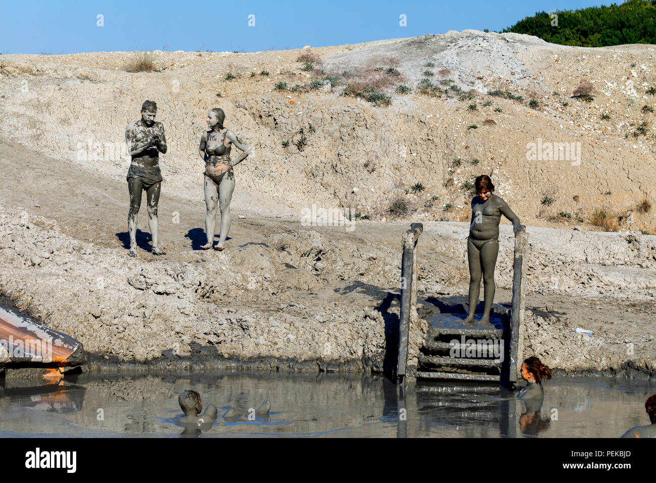 RUSSIA, KRASNODAR - Agosto 05, 2018: turisti che adottare procedure utili nel fango attivo vulcano della Regione Krasnodar con il nome locale "Hugo' Foto Stock