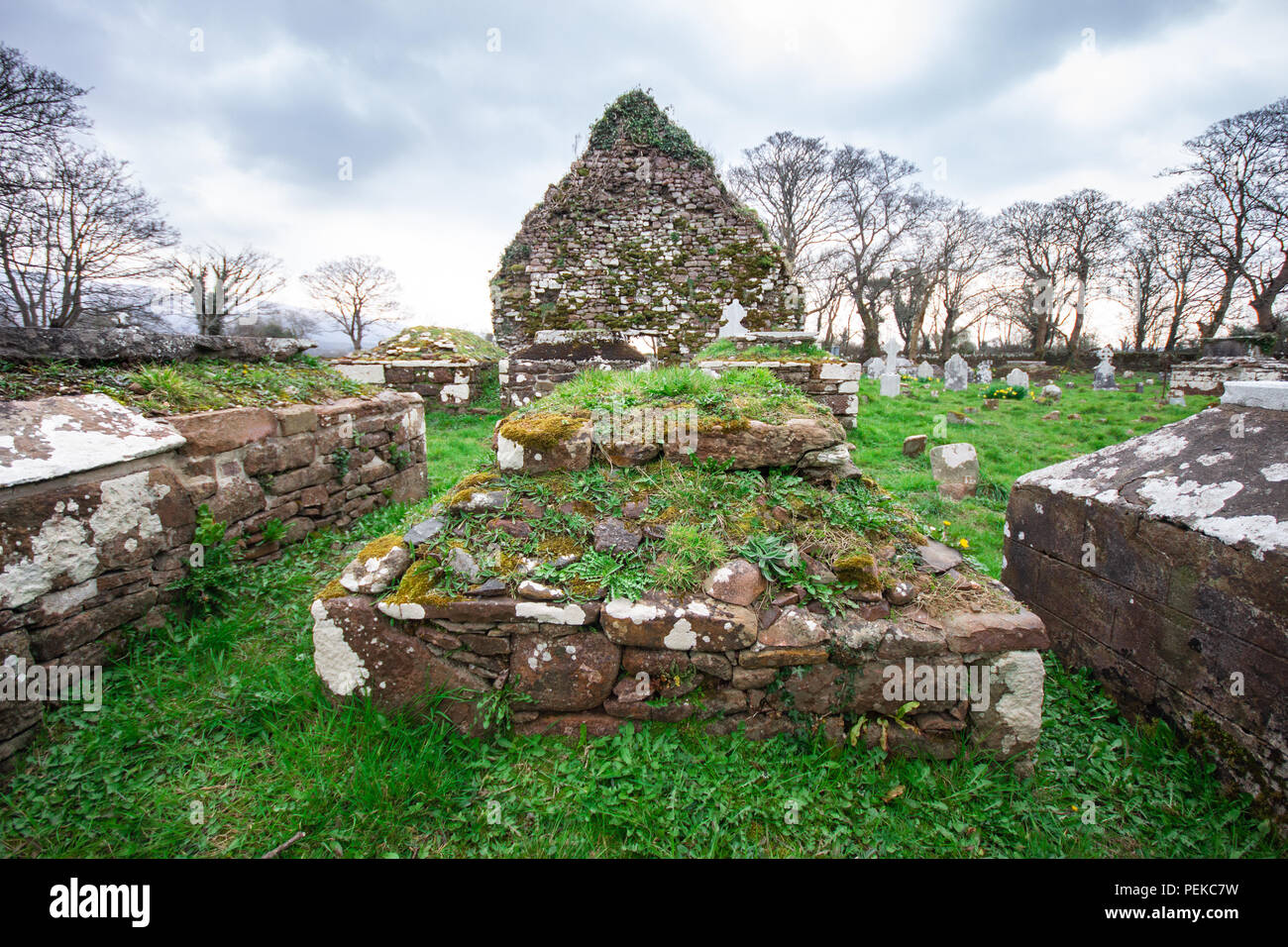 Vista del vecchio cimitero irlandese di rovine nella campagna dell'Irlanda Foto Stock