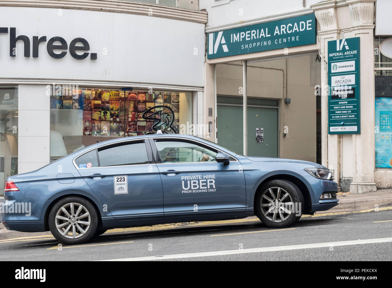 Uber taxi minicab su una strada del Regno Unito. Foto Stock