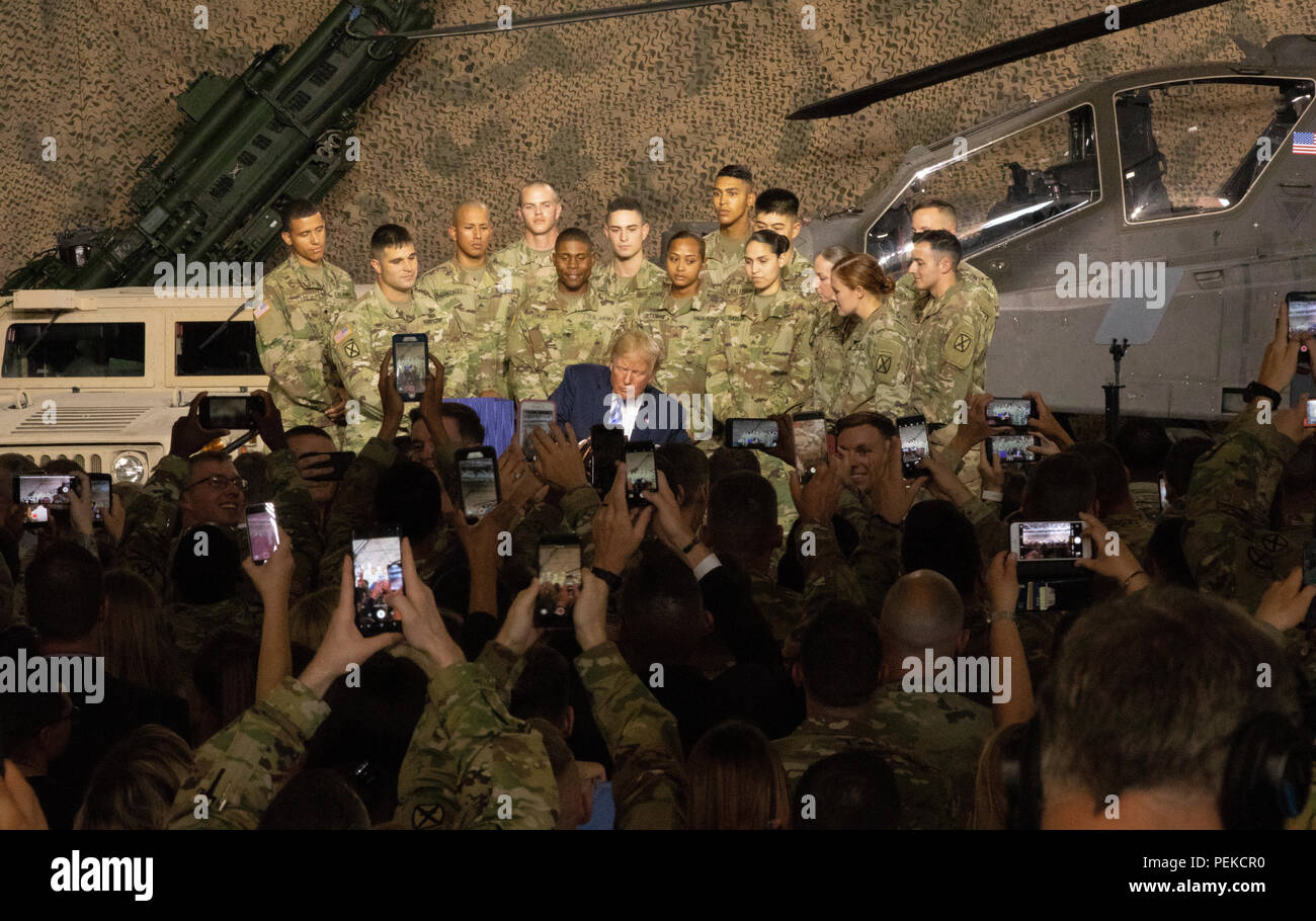 U.S presidente Donald Trump segni di John McCain di Difesa Nazionale atto di autorizzazione circondato dai soldati della decima divisione di montagna Agosto 13, 2018 a Fort Drum, New York. Foto Stock