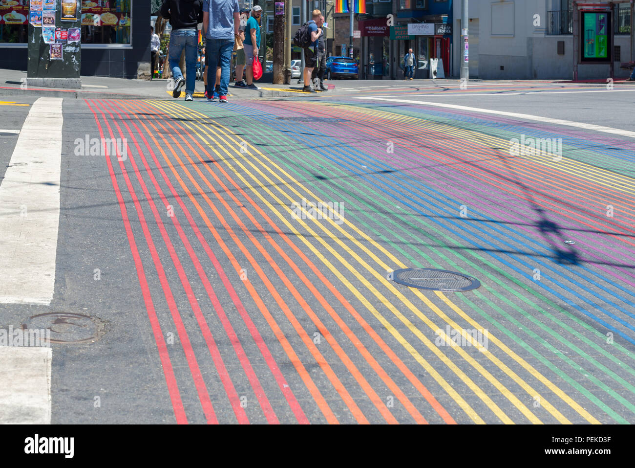 SAN FRANCISCO, STATI UNITI D'AMERICA - Luglio 04, 2017: Castro District Rainbow Crosswalk incrocio - San Francisco, California, Stati Uniti d'America Foto Stock