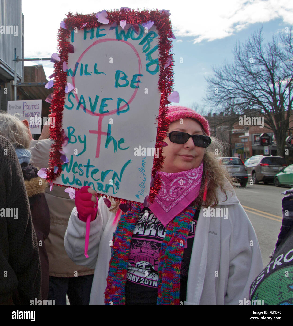 Asheville, NC, Stati Uniti d'America - 20 Gennaio 2018: una donna che indossa un Pussyhat detiene un segno politico dicendo " il mondo sarà salvato dalla donna occidentale' Foto Stock