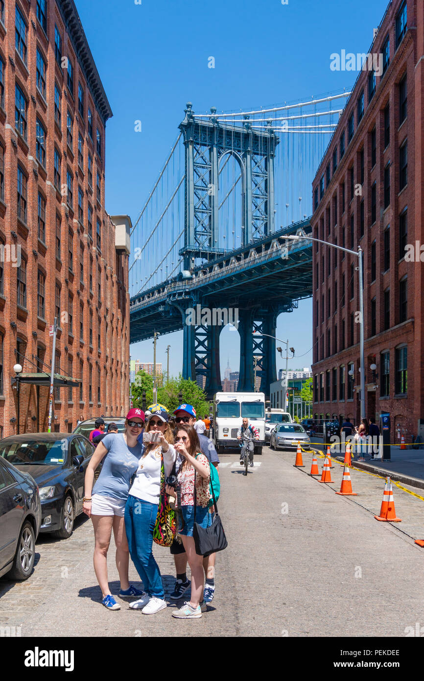 I turisti che visitano Dumbo di Brooklyn Foto Stock