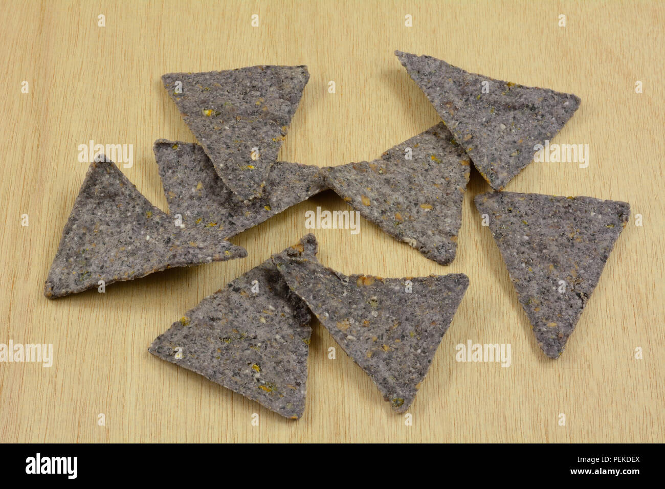 Pila di blue corn tortilla chips Foto Stock