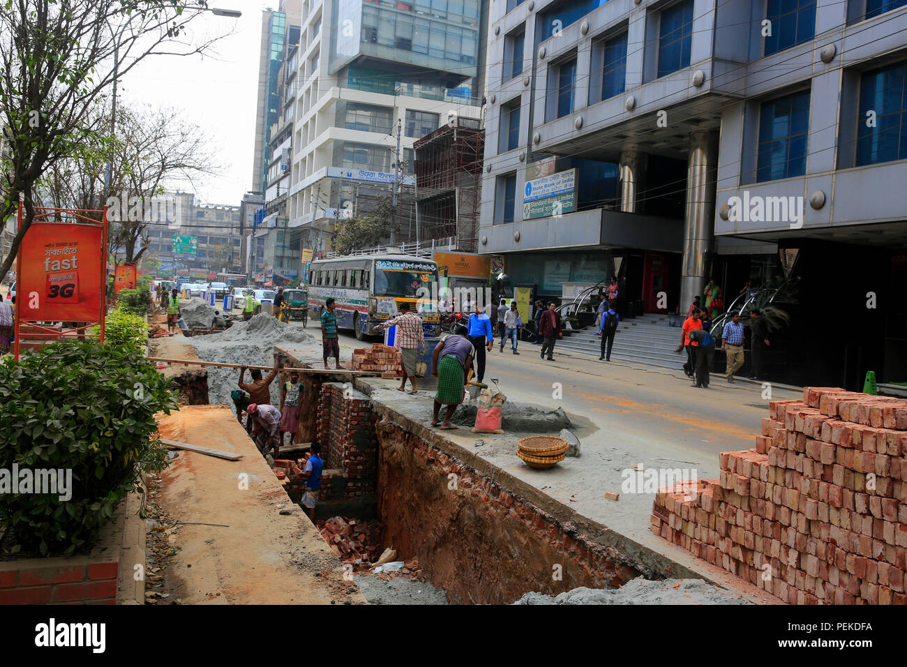 Il Gulshan Avenue scavato da Dacca Wasa per installazione di acque meteoriche linee di drenaggio, Dacca in Bangladesh Foto Stock