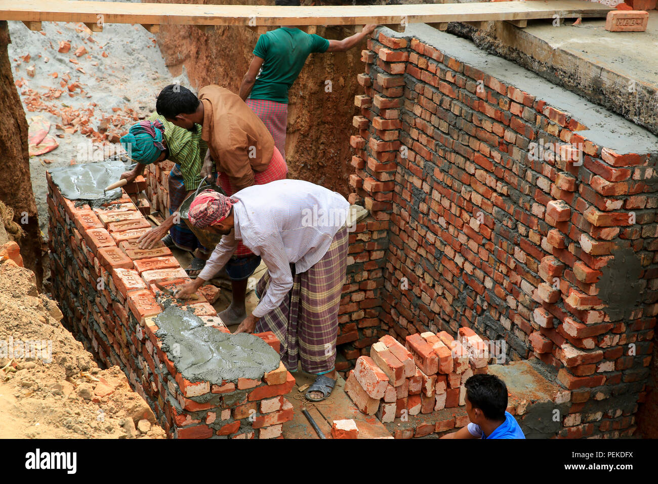 Il Gulshan Avenue scavato da Dacca Wasa per installazione di acque meteoriche linee di drenaggio, Dacca in Bangladesh Foto Stock