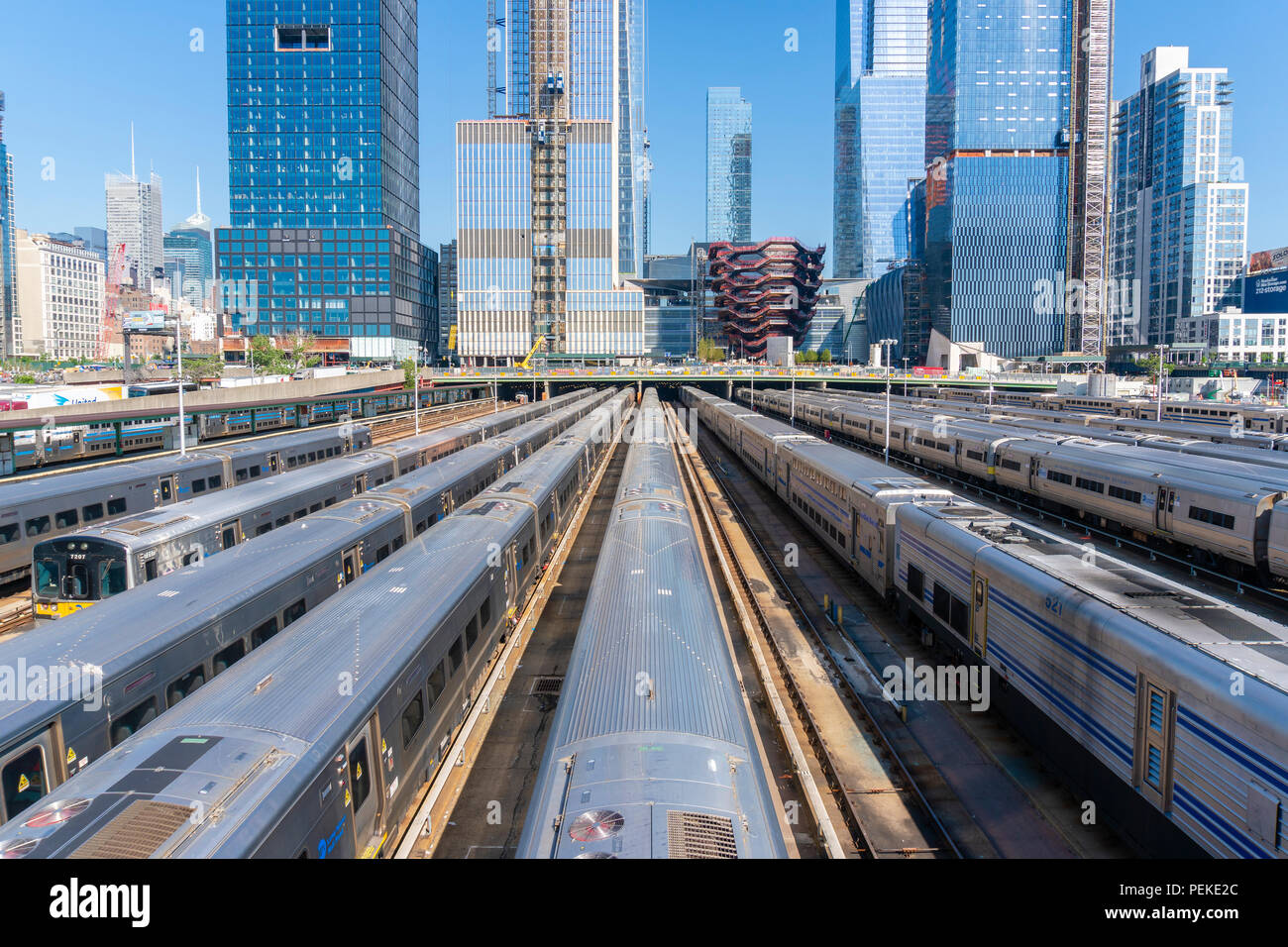 Treni in Hudson cantieri navali e la skyline di Manhattan Foto Stock