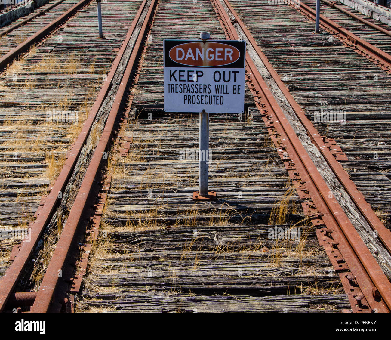 'Drabbia Tenere fuori' segno di allarme/avviso di sicurezza sul posto di metà del treno tracce sul molo vecchio 43, dove i treni sono stati il carico su traghetti - San Francisco Foto Stock