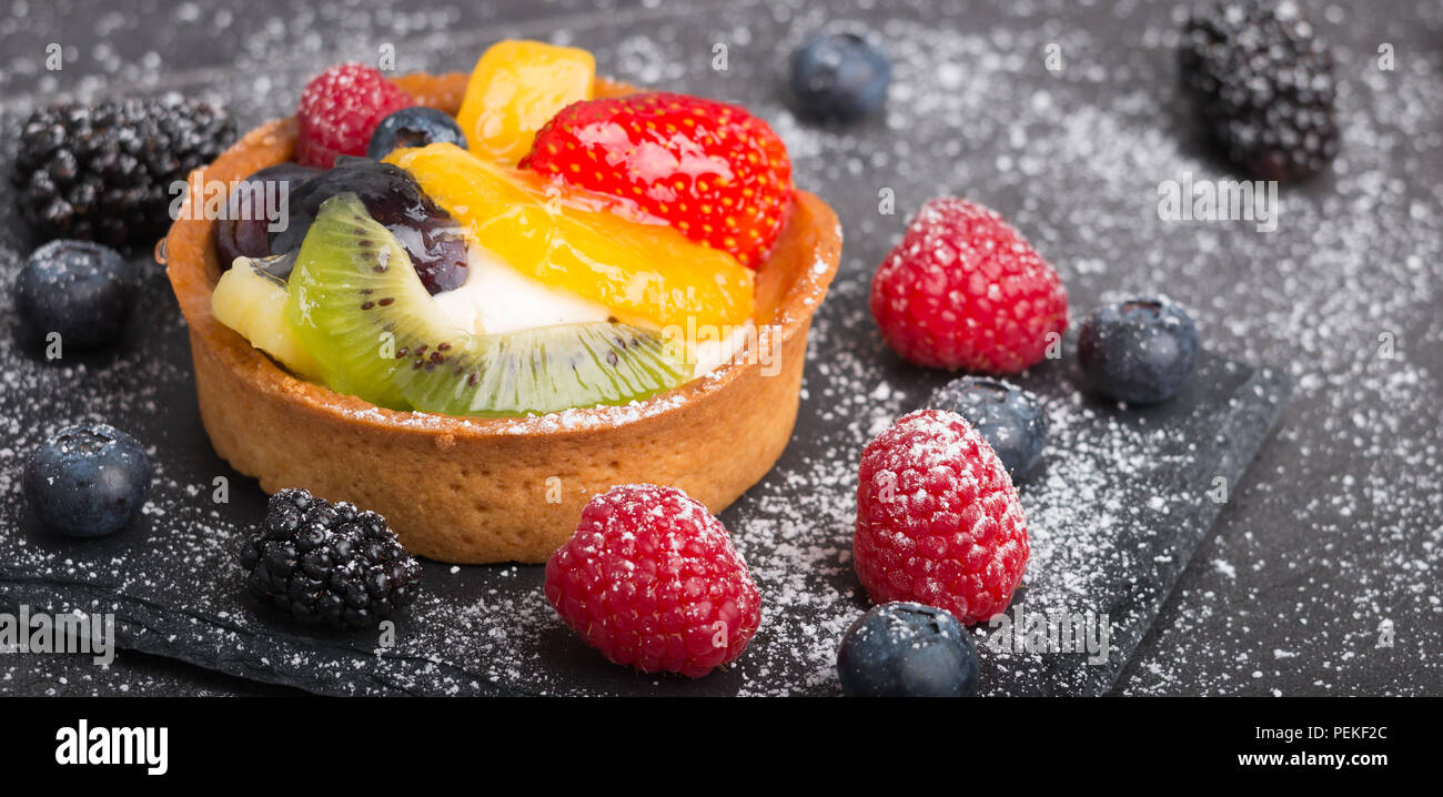 In casa crostata di frutta su una tavoletta di pietra Foto Stock