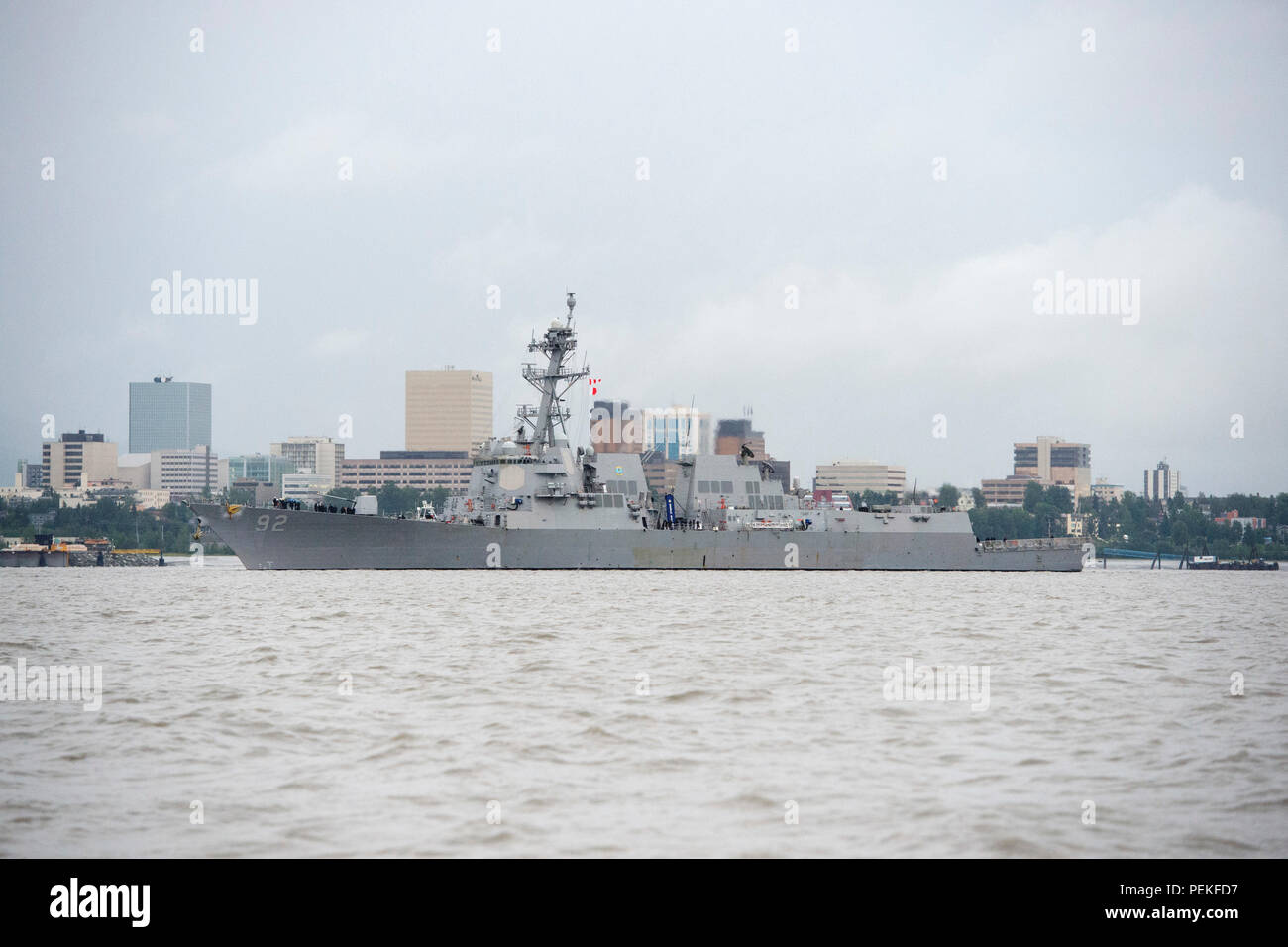 Il Arleigh Burke-class guidato-missile destroyer USS Momsen (DDG 92) arriva al porto di Alaska ad Anchorage in Alaska, Aug.15, 2018. Il Momsen è ad Anchorage in combinato disposto con l'Artico Simposio marittimo. La manifestazione, ospitata dall'Alaskan comando, fornirà un quadro di riferimento per esperti senior leader militari, analisti di intelligence, interagenzie operatori, e marittimo artico esperti in materia per discutere le sfide strategiche associata con Arctic operazioni marittime. (U.S. Air Force foto di Alejandro Peña) Foto Stock