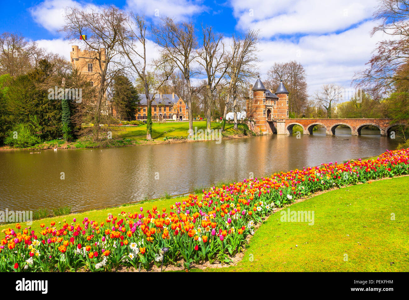 Impressionante Groot Bijgaarden castle e fiori,Belgio. Foto Stock