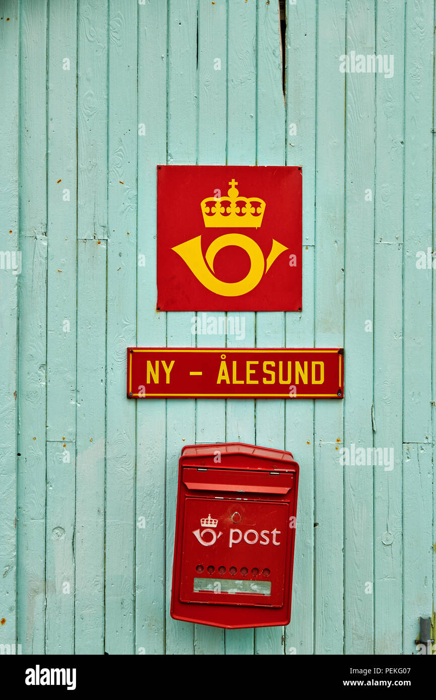 La più settentrionale ufficio postale nella parte più settentrionale e civile insediamento funzionale a Ny Ålesund, Svalbard o Spitsbergen, Europa Foto Stock