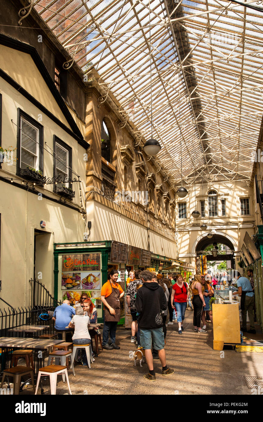 Regno Unito, Inghilterra, Bristol, St Nicholas Market, Vetro Arcade, caffè e ristoranti Foto Stock