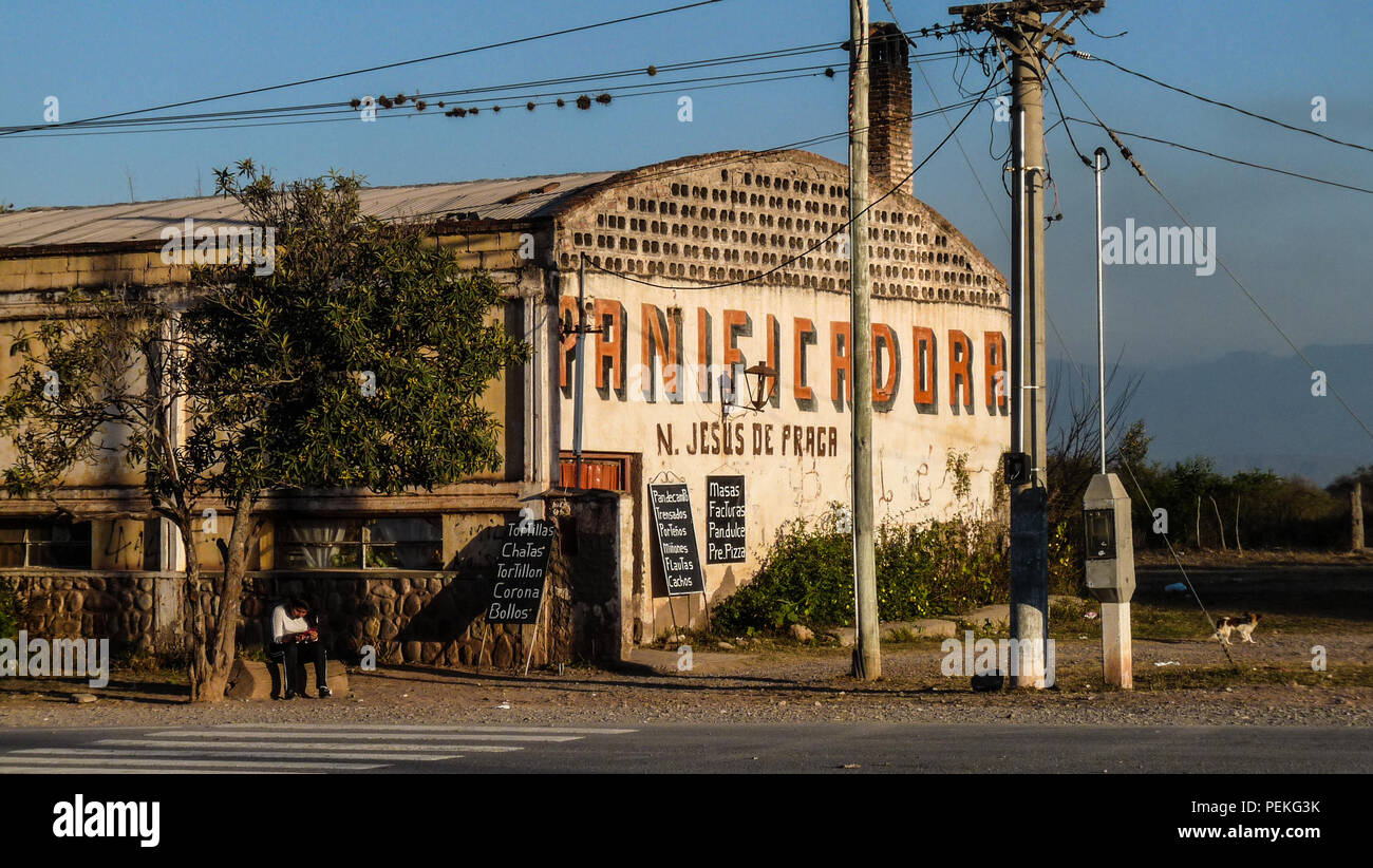 Vista del paesaggio di un vecchio edificio industriale nei pressi della città di Pumamarca, nella provincia di Salta di Argentina del nord Foto Stock