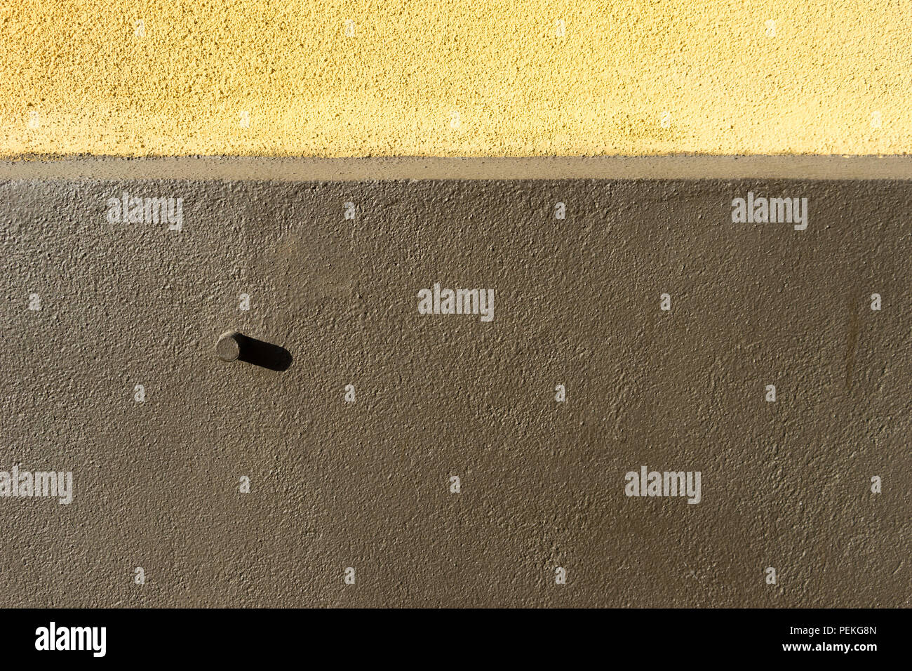 Parete della casa in giallo e marrone con una sfumatura del bullone Foto Stock