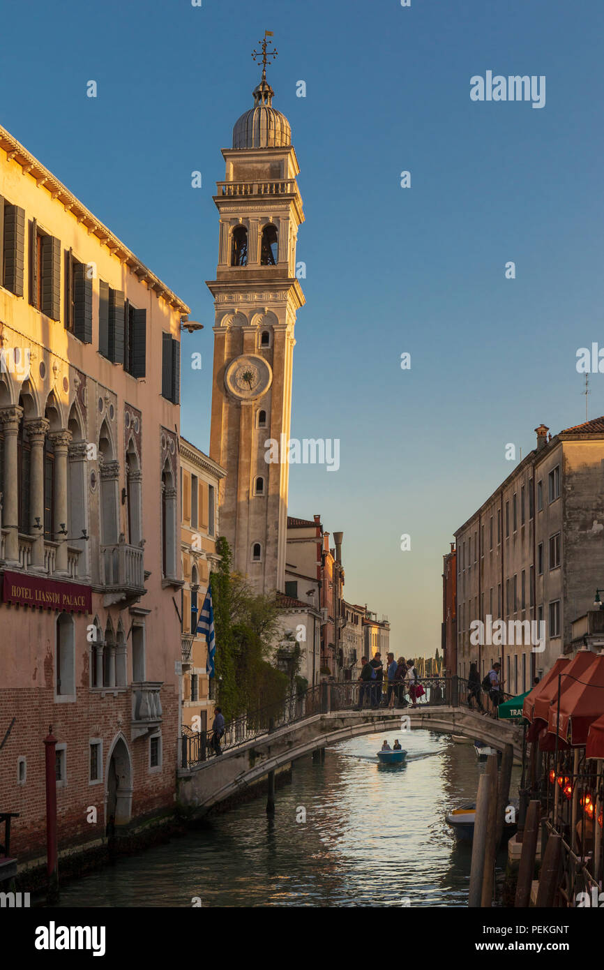 Venezia, Provincia di Venezia, regione Veneto, Italia. Il campanile pendente della chiesa di San Giorgio dei Greci sul Rio dei Greci. Il campanile risale al Foto Stock