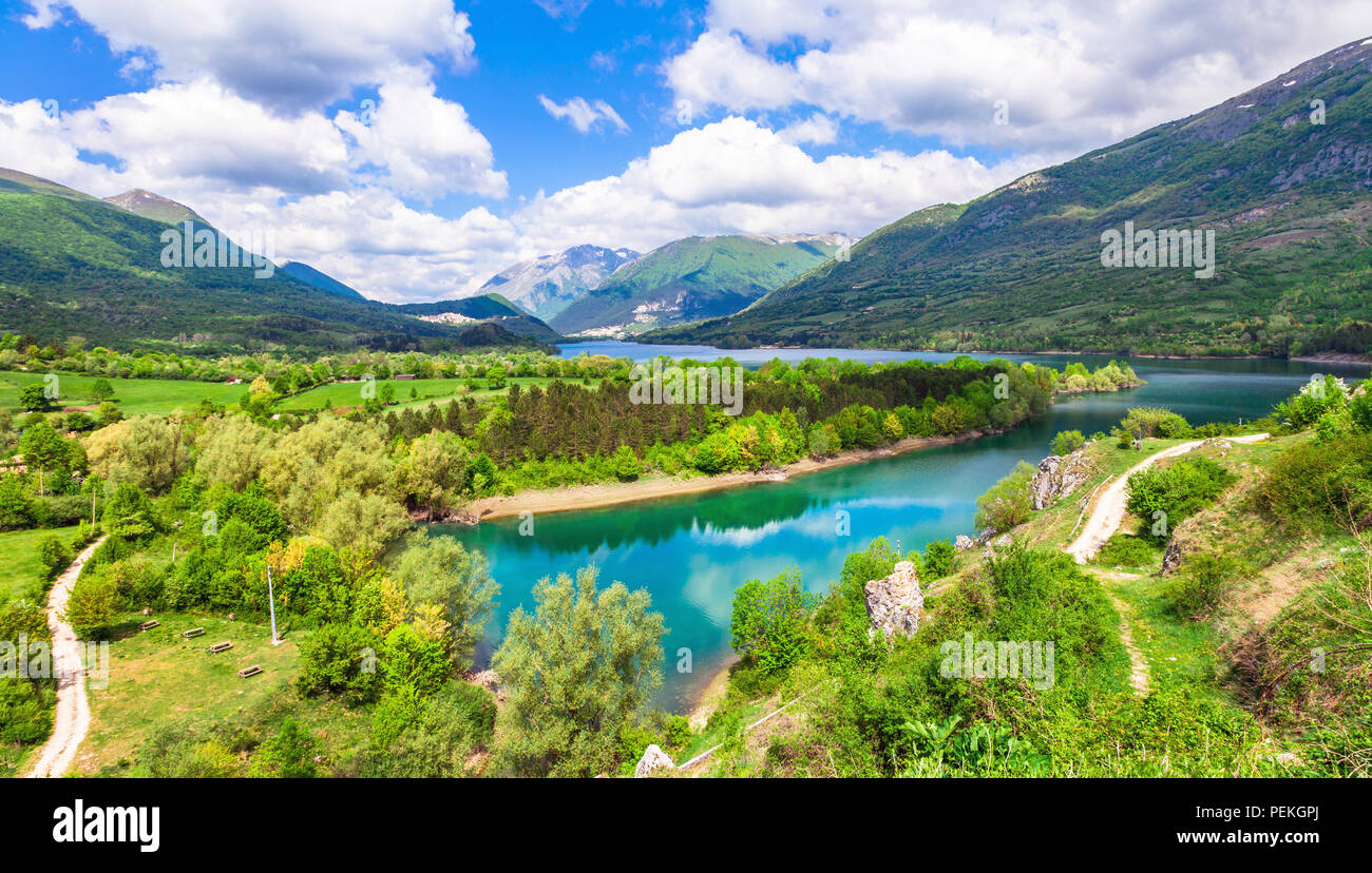 Suggestivo borgo di Barrea,con vista sul lago e sui monti,l'Abruzzo,l'Italia. Foto Stock