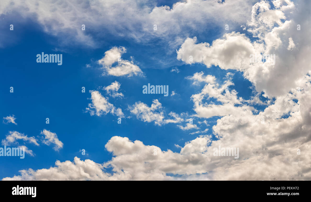 Paesaggio di un bel blu cielo coperto con cumulonimbus nuvole in un caldo pomeriggio estivo Foto Stock