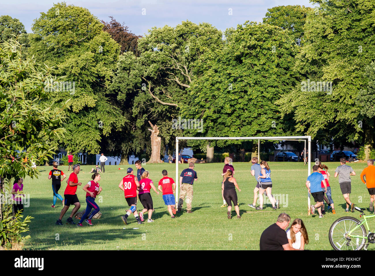 Sessione serale con il British Militrary Fitness in Abington Park, Northampton. Foto Stock