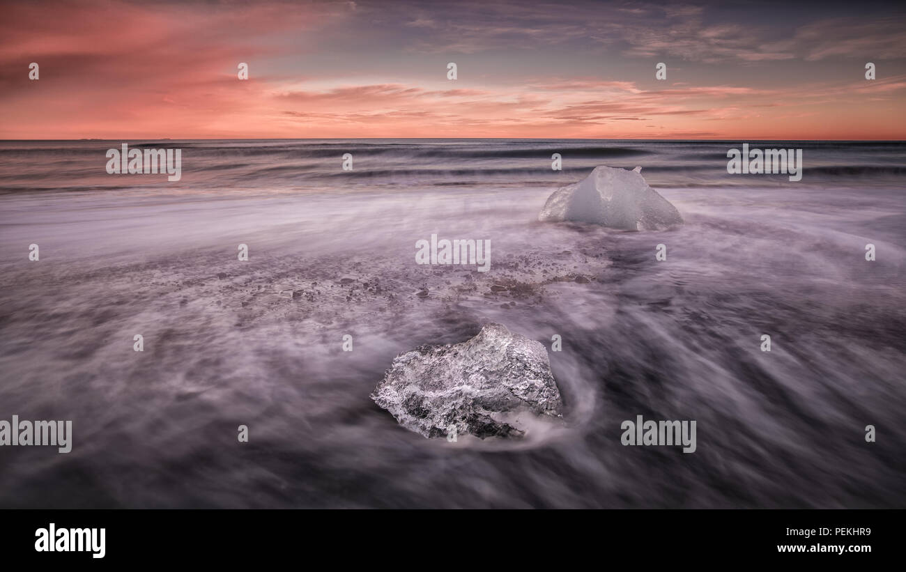 Il ghiaccio del ghiacciaio si è incagliata sulla spiaggia a Jokulsarlon spiaggia di sabbia nera noto anche come Breidamerkursandur, Islanda Foto Stock