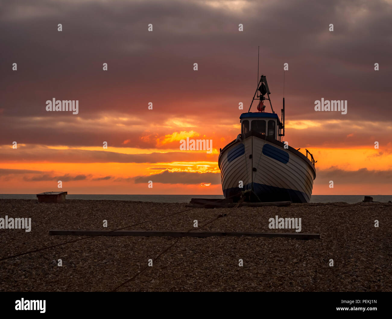 Barca da pesca di sunrise, situato in Dungeness, Kent, Regno Unito Foto Stock