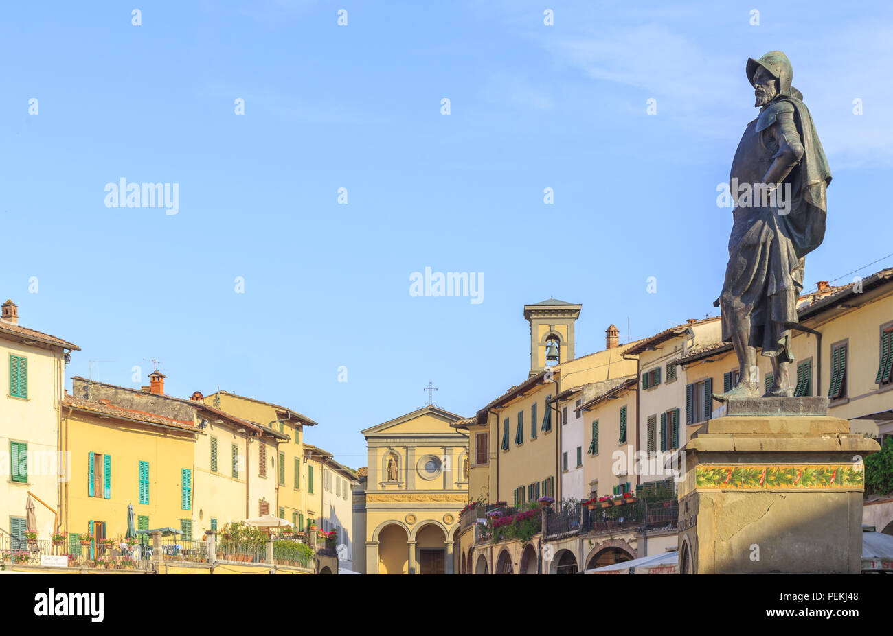 Piazza Matteotti di Greve in Chianti, Toscana, Italia. Monumento a Giovanni da Verrazzano (1485-1528) ,esplora Italiani del Nord America Foto Stock