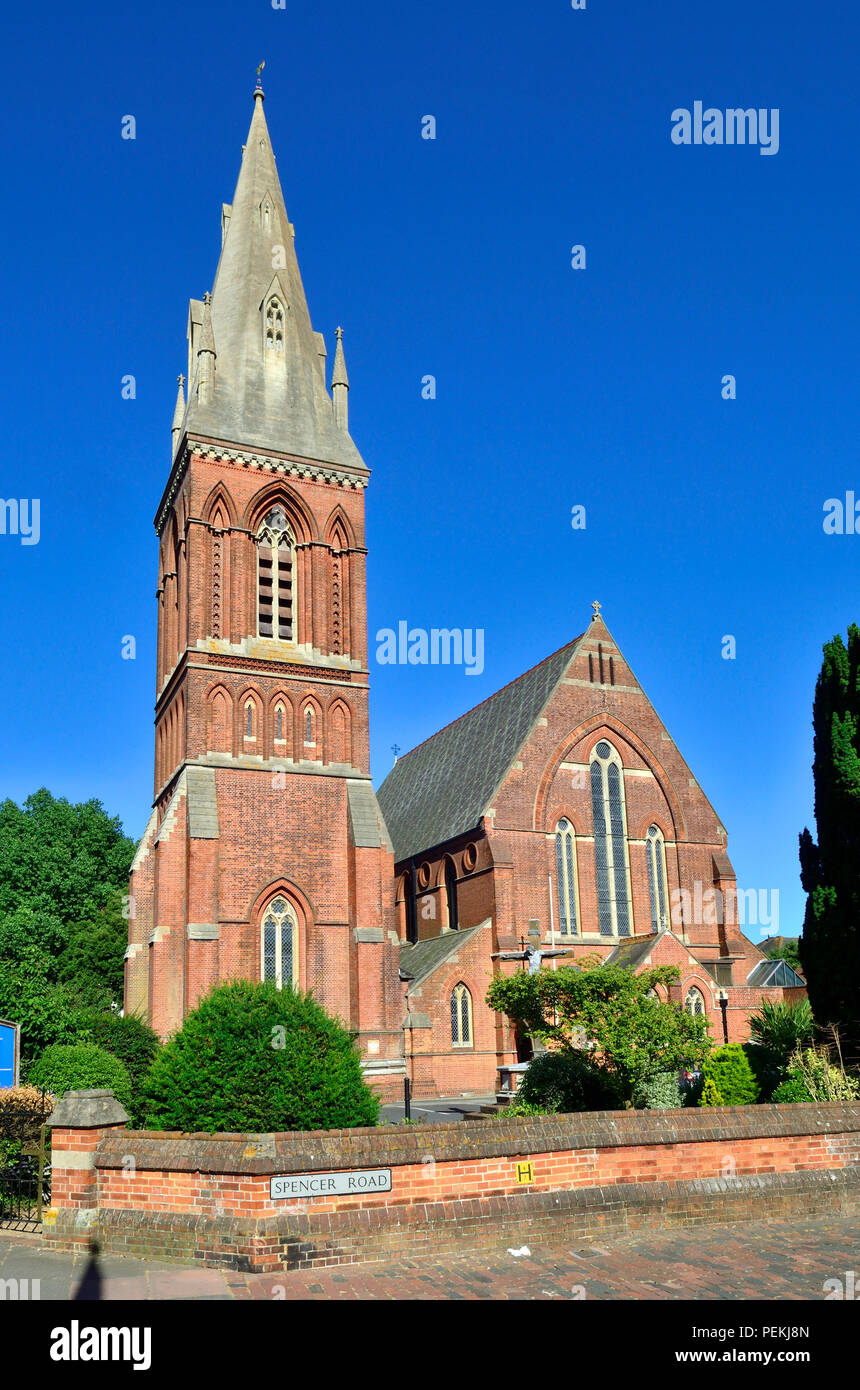 Chiesa Parrocchiale di San Salvatore e San Pietro (1867: George Edmund Street) Spencer Road, Eastbourne, e Sussex, Inghilterra. Foto Stock