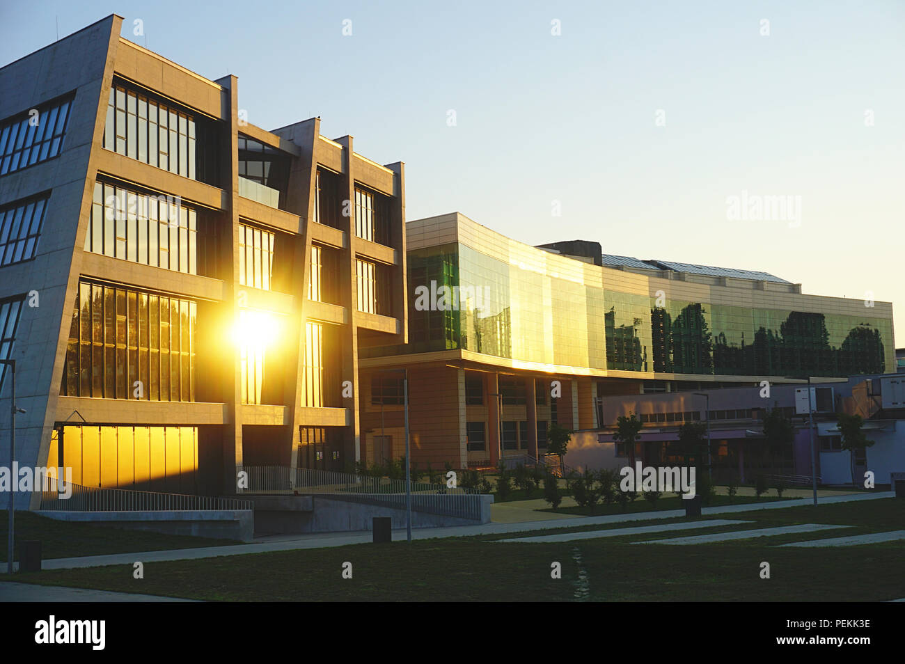 Campus universitario nella città di Osijek in Croazia. Moderna e contemporanea e gli edifici della Facoltà di Ingegneria civile e di agricoltura, che sono f Foto Stock