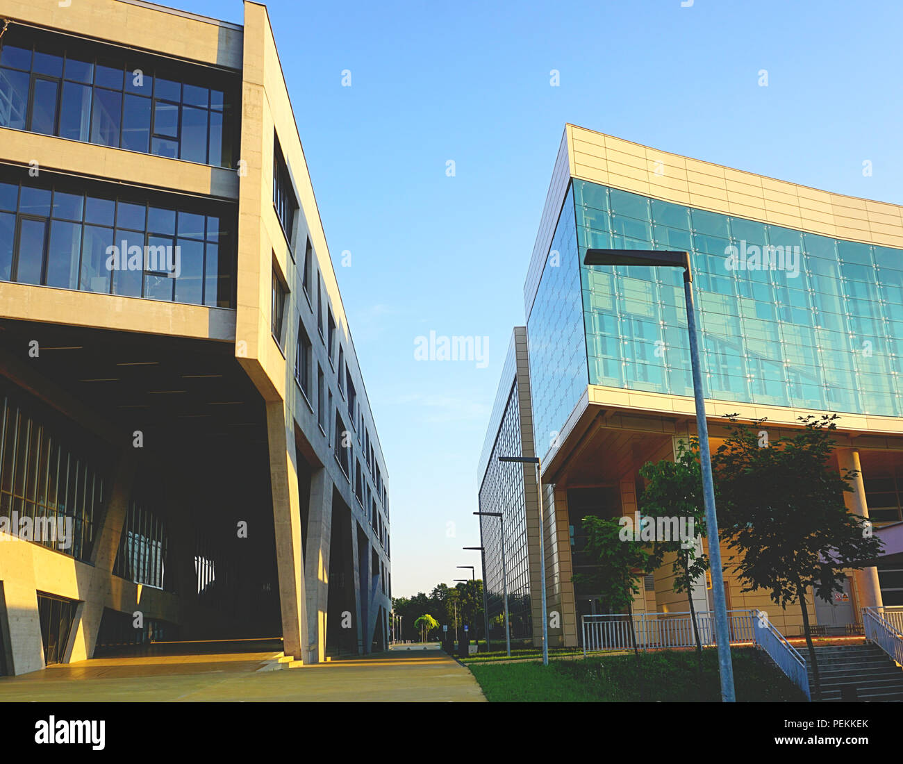 Passare tra due moderni edifici di facoltà sul campus universitario nella città croata di Osijek nella regione della Slavonia Foto Stock