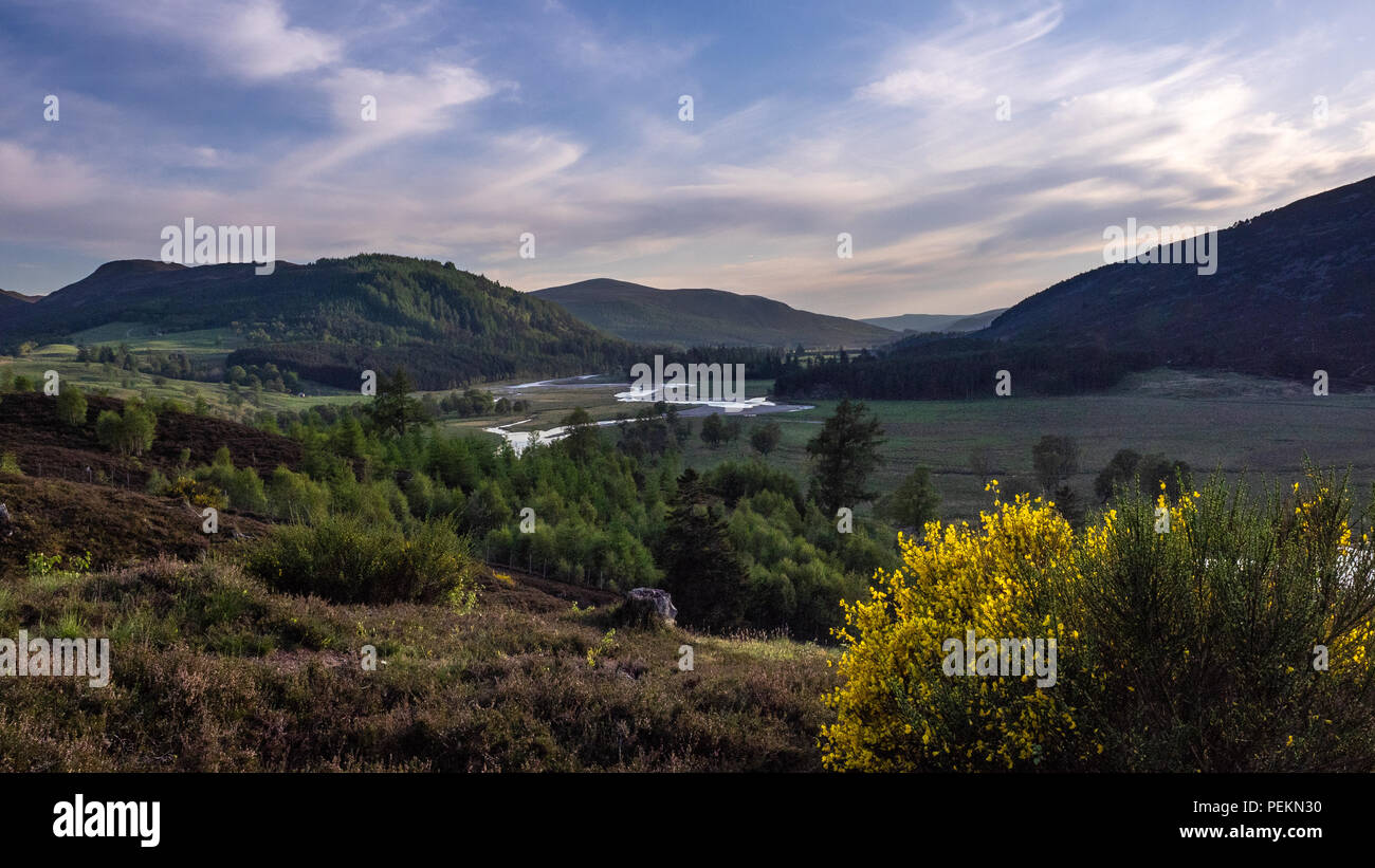 Il fiume Dee avvolgimento attraverso il Glen nel Parco Nazionale di Cairngorms vicino a Braemar nella zona conosciuta come Royal Deeside Foto Stock
