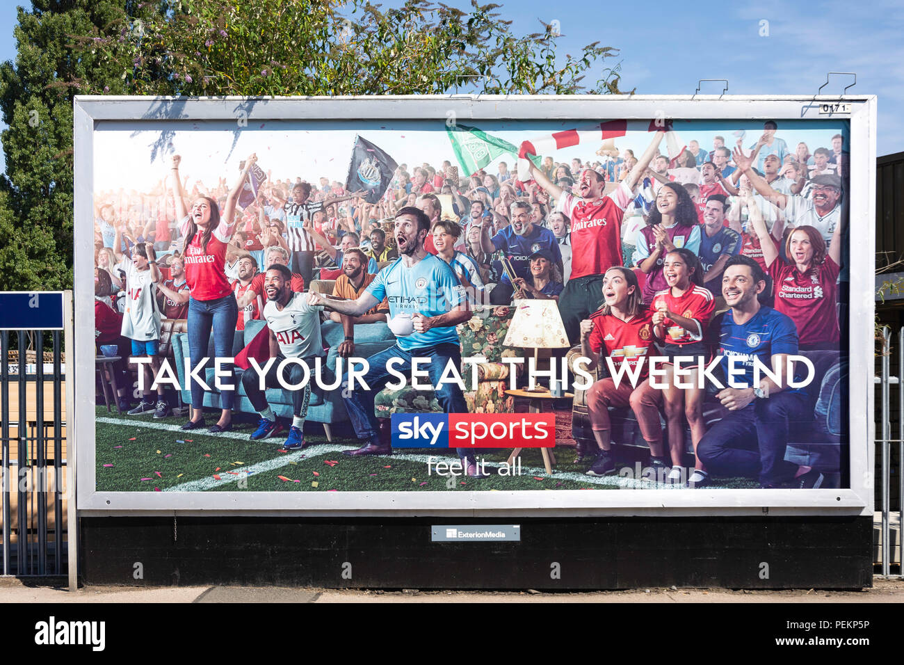 Sky Sport un cartellone pubblicitario sulla piattaforma del treno, Ashford, Surrey, England, Regno Unito Foto Stock