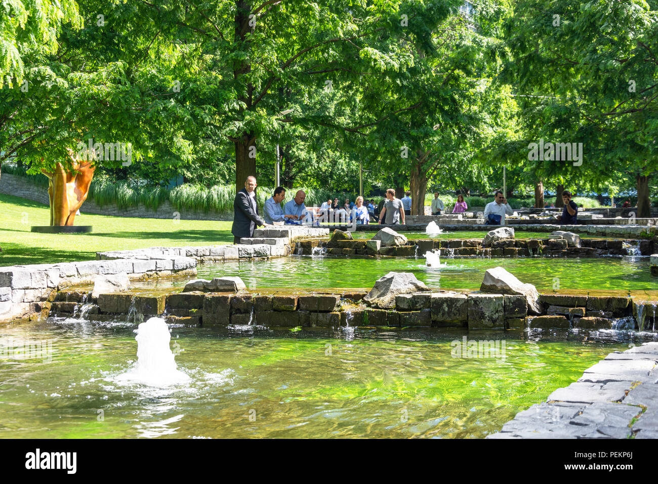 Fontane nel parco del Cinquantenario, Canary Wharf, London Borough of Tower Hamlets, London, Greater London, England, Regno Unito Foto Stock