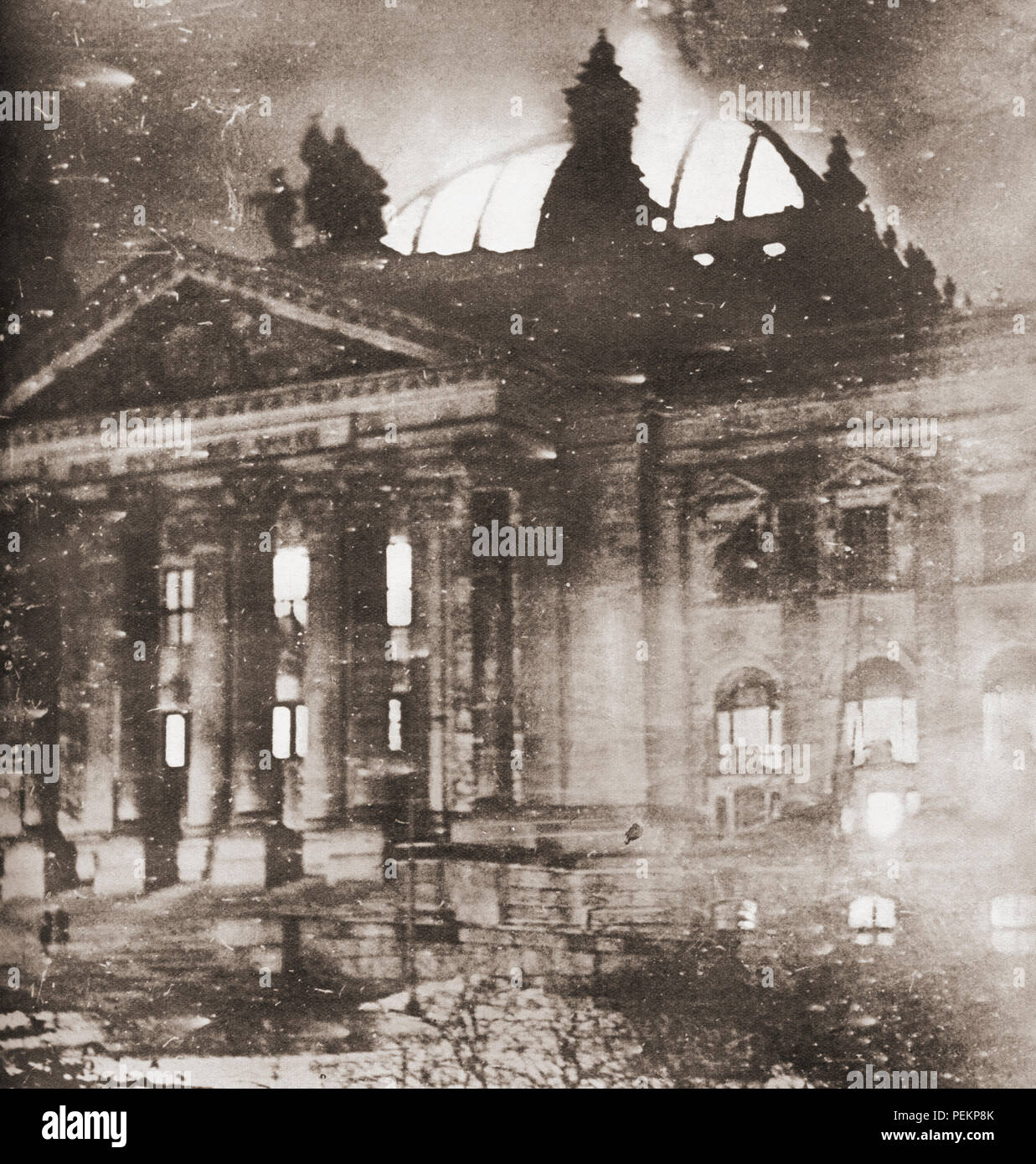 L'incendio del Reichstag, un attacco incendiario contro l'Edificio del Reichstag a Berlino il 27 febbraio 1933. Da questi straordinari anni, pubblicato in 1938. Foto Stock