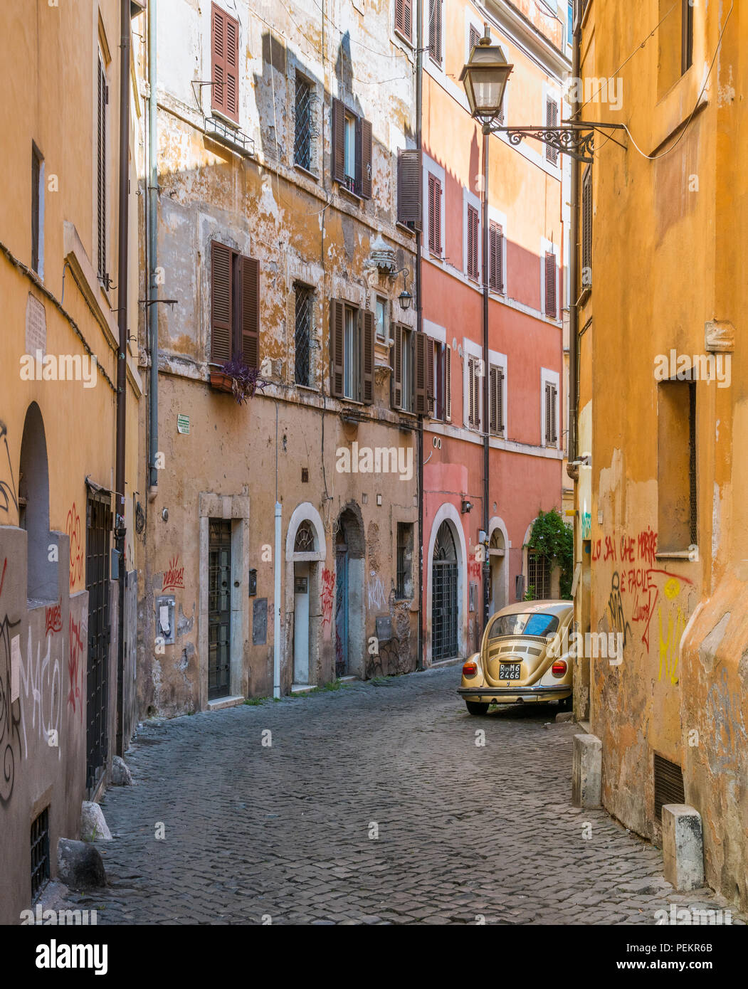 Il pittoresco rione Trastevere in una mattinata estiva a Roma, in Italia. Foto Stock