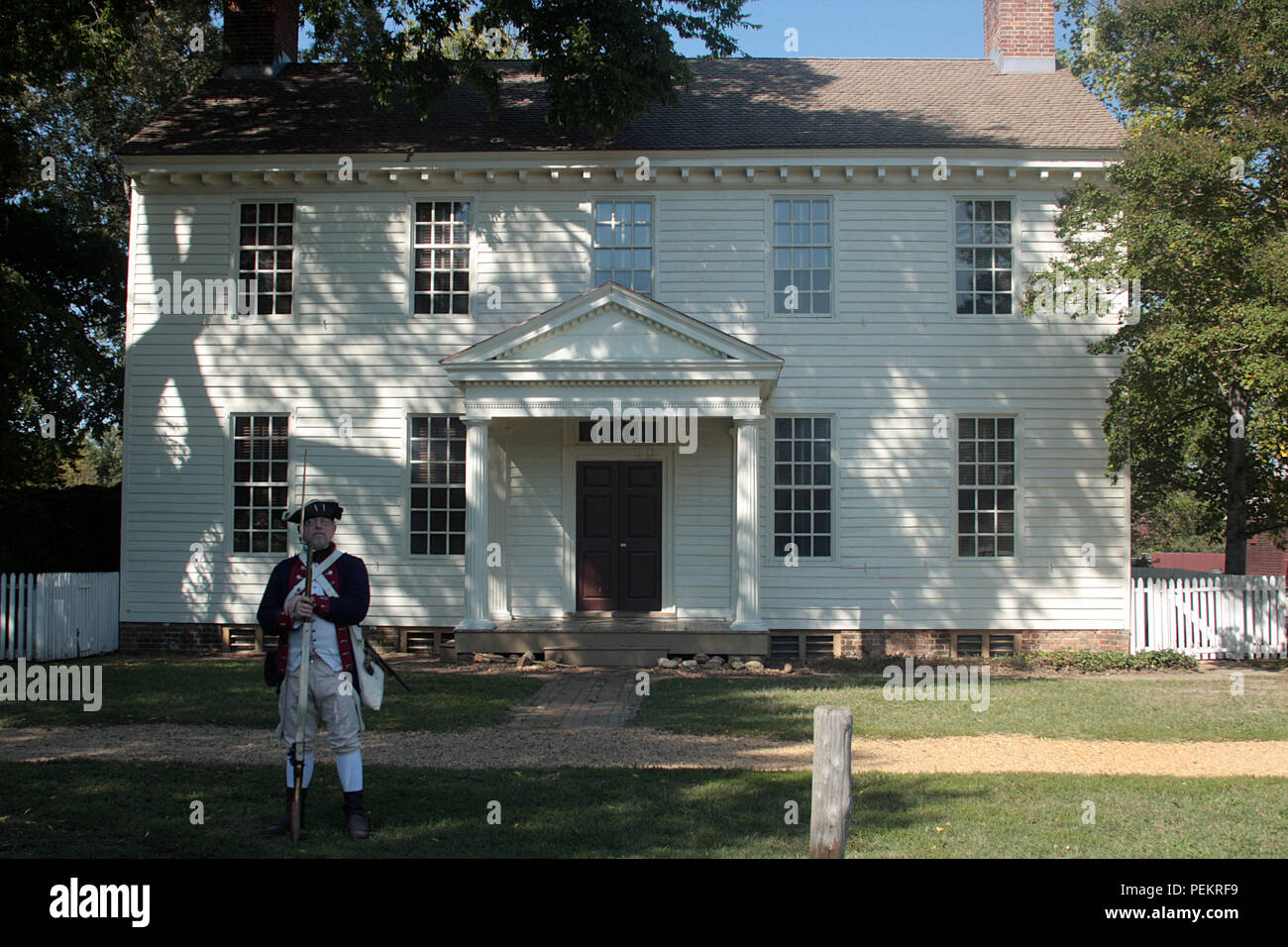 Soldato dell'esercito continentale durante la Rivoluzione Americana. Rievocazione storica a Colonial Williamsburg, Virginia. Bassett Hall house. Foto Stock