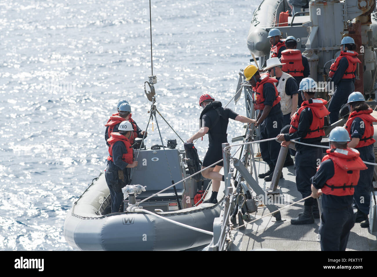 Sul mare del sud della Cina (13 dicembre 2015) Cryptologic tecnico tecnico 2a classe Jay Sandt, di una ricerca e salvataggio del nuotatore a bordo della USS Curtis Wilbur (DDG 54), si imbarca in una rigida a scafo gommone (RHIB) in preparazione per la ricerca e il salvataggio della formazione. Il Arleigh Burke-class guidato-missile destroyer Curtis Wilbur è di pattuglia nel 7 ° Flotta area di responsabilità a sostegno della sicurezza e della stabilità in Indo-Asia-regione del Pacifico. (U.S. Navy foto di Lt.j.g. Jonathan Peterson/rilasciato) Foto Stock