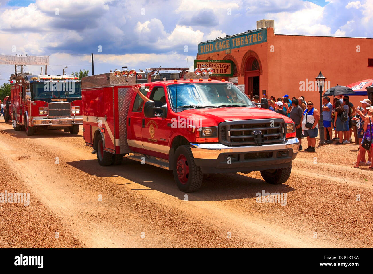 Oggetto contrassegnato per la rimozione definitiva Volunteer Fire Dept veicoli all'annuale Doc Holiday parade di lapide, Arizona Foto Stock