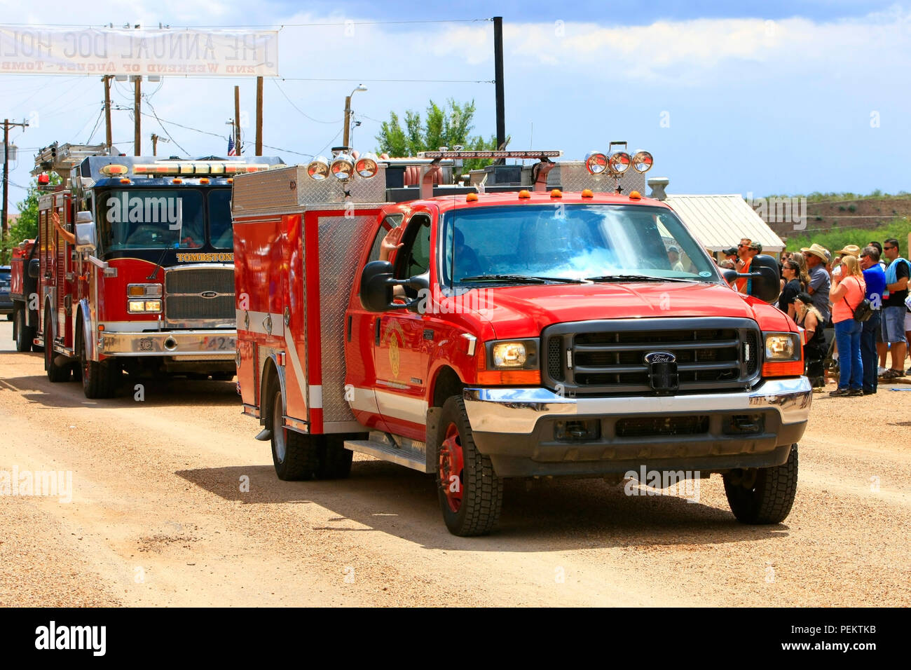 Oggetto contrassegnato per la rimozione definitiva Volunteer Fire Dept veicoli all'annuale Doc Holiday parade di lapide, Arizona Foto Stock