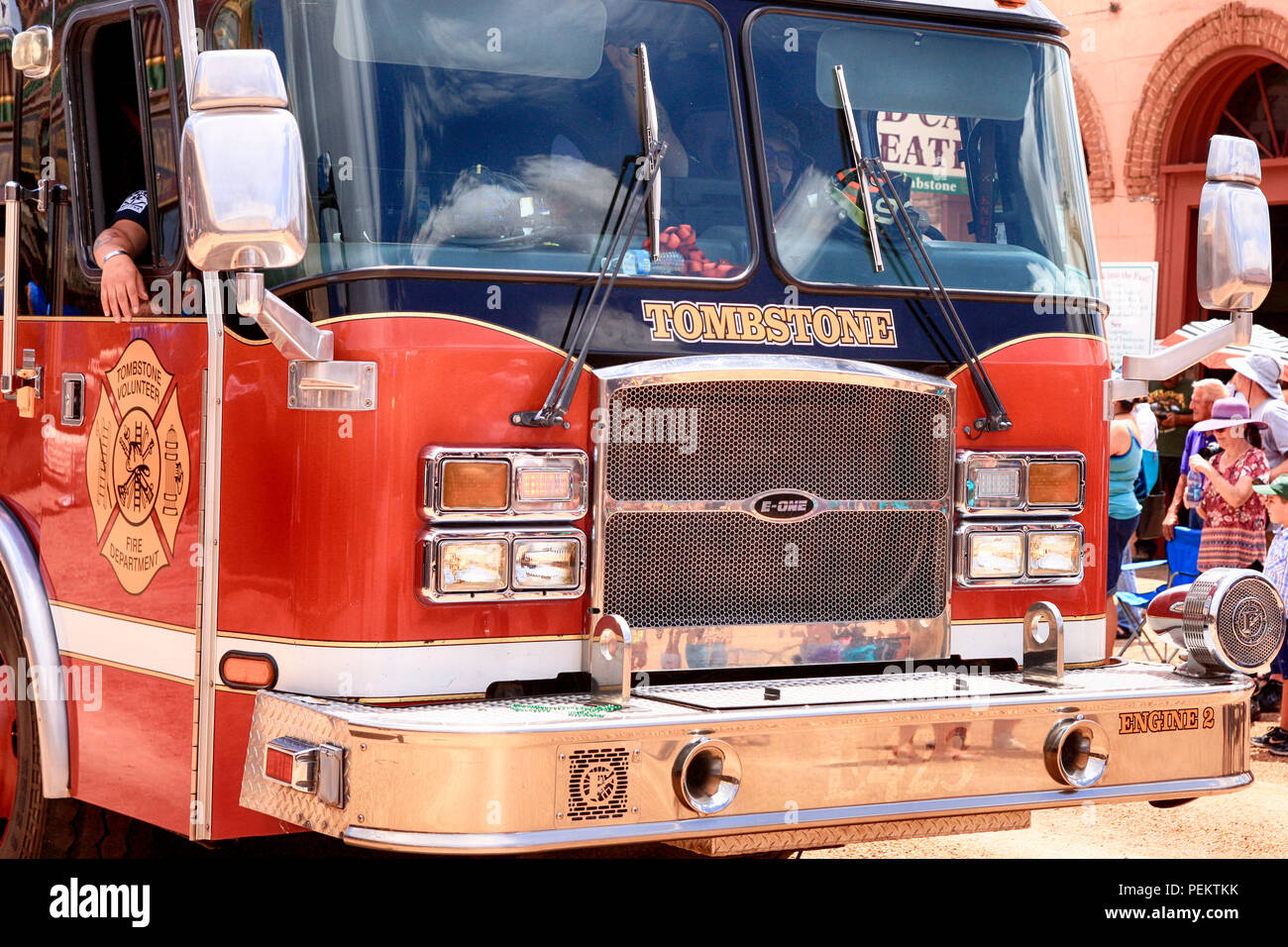 Oggetto contrassegnato per la rimozione definitiva Volunteer Fire Dept veicoli all'annuale Doc Holiday parade di lapide, Arizona Foto Stock