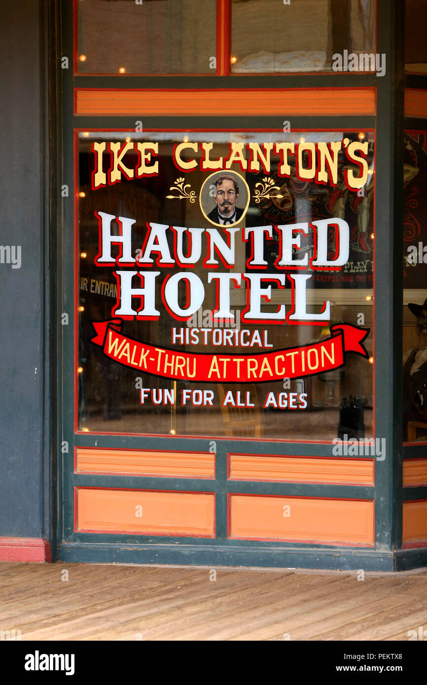 Ike Clanton's Haunted Hotel sulla finestra e Allen St in lapide storica, Arizona Foto Stock